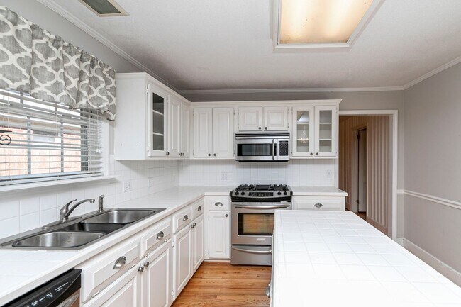 Building Photo - Beautiful rental full of character and charm located in The Avenues of Cayce! Close to USC!