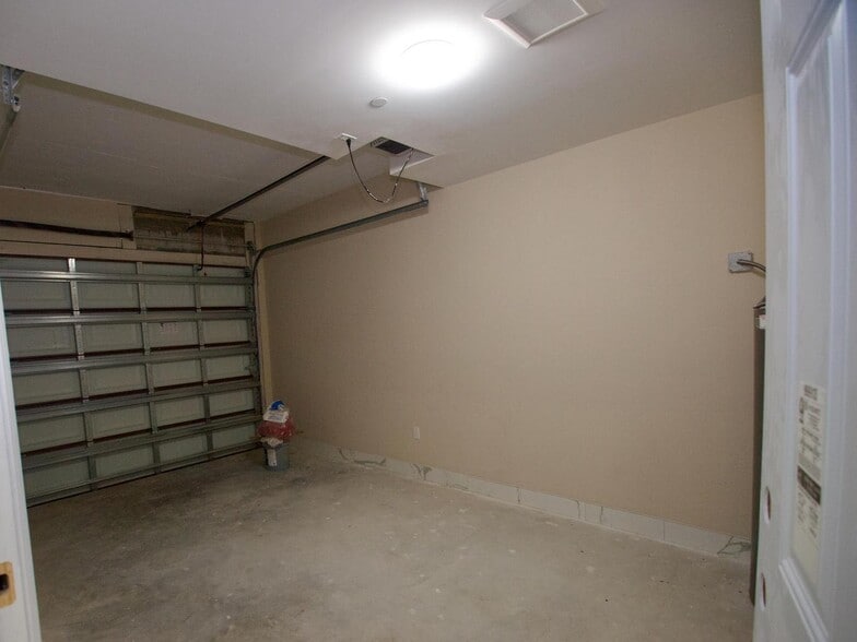 Building Photo - 5982 NW 94th Ave