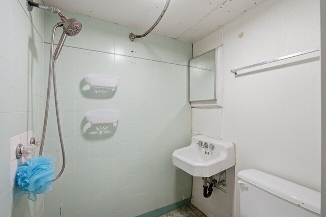 Building Photo - Spacious One Bedroom right by the Capitol