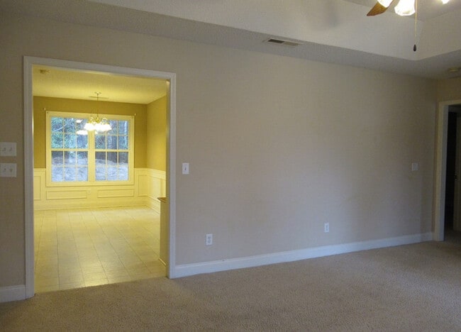 Building Photo - 3760 Beacon Dr