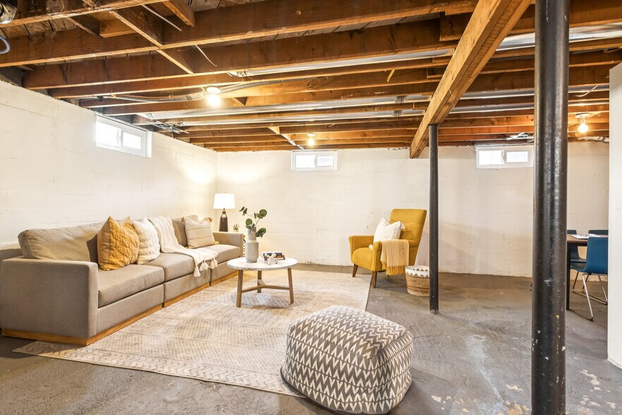 Building Photo - 983 N Poinsettia Dr