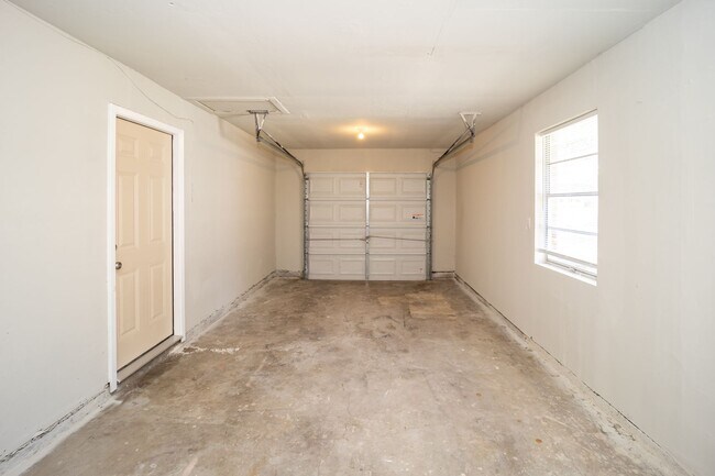 Building Photo - Move in Ready in 77705!  3 bed - 1.5 bath ready to be your new home.
