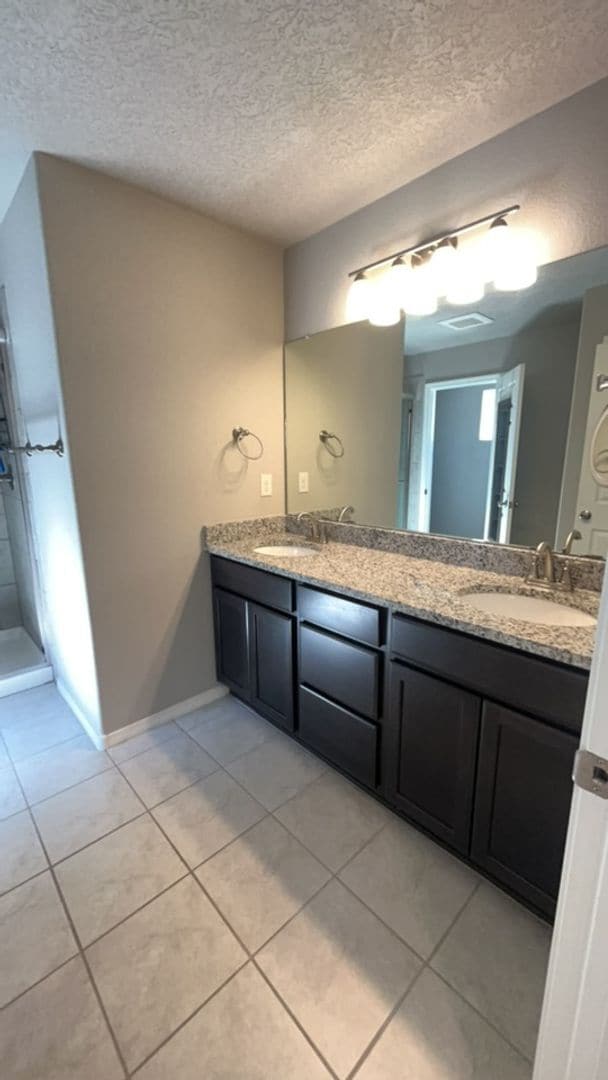 Building Photo - Beautiful UPGRADED 3bedroom 2.5bathroom Townhouse Fully Equipped With Everything You Need!