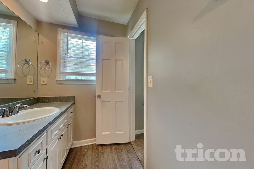 Building Photo - 515 Westbridge Dr