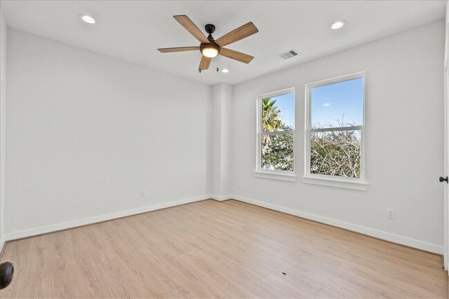 Building Photo - 1910 Bayou Shore Dr