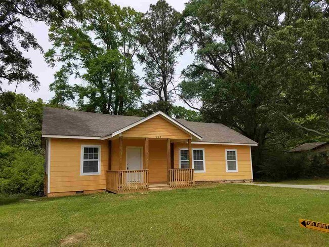 Primary Photo - 103 E Sproles St
