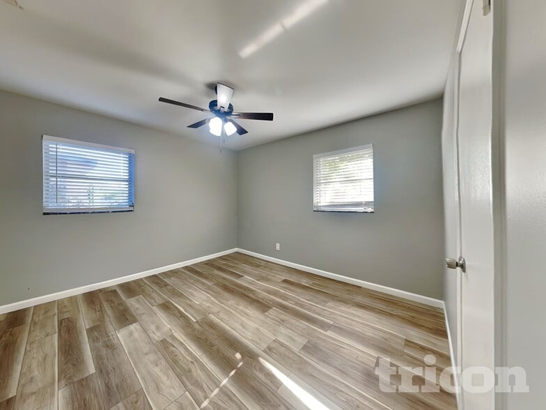 Building Photo - 10916 N 14th St