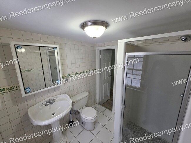 Building Photo - Large 4 bedroom 2 bathroom house