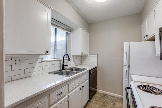 Building Photo - 3459 Greystone Dr