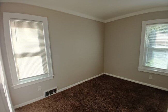 Building Photo - Generous 5 Bedroom Colonial Style Home