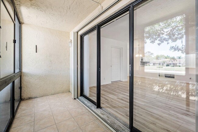 Building Photo - 723 Sunny Pine Way