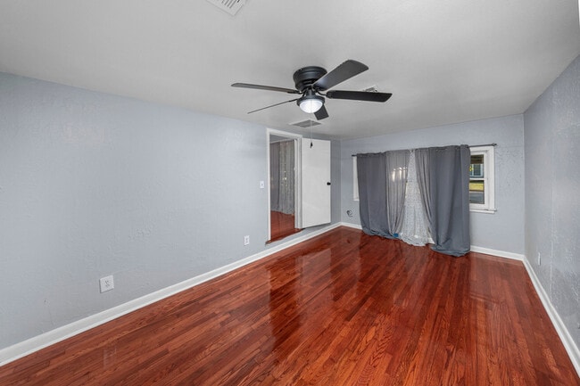 Building Photo - 1709 NW Oak Ave