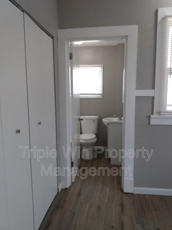 Building Photo - 830 Warne St