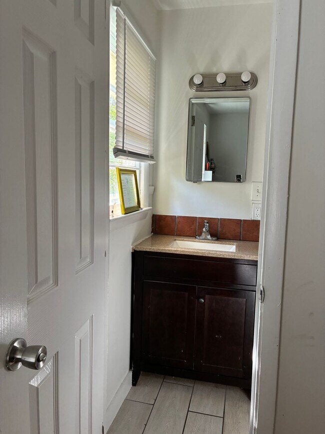 Building Photo - 3 bedroom 2 bathroom near St. Mary's Hospital