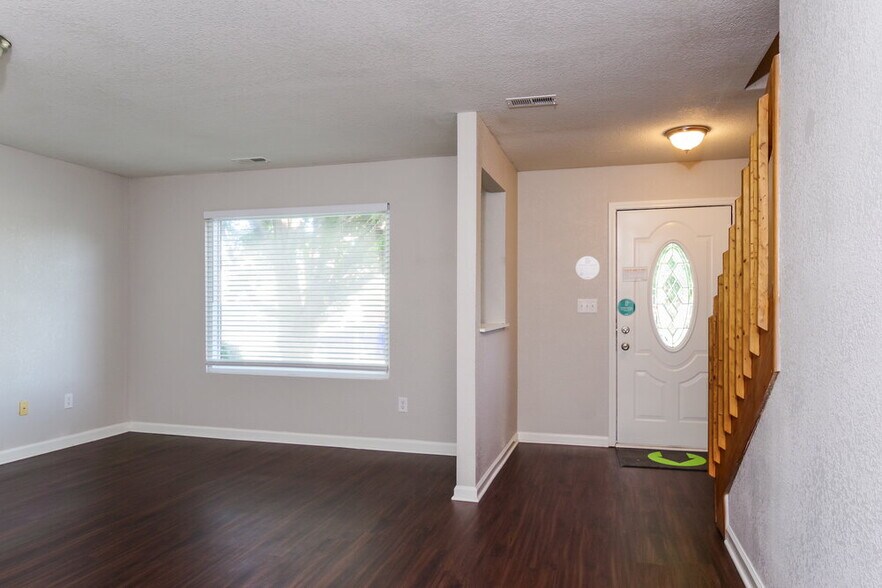 Building Photo - 304 E Pine Ridge Dr