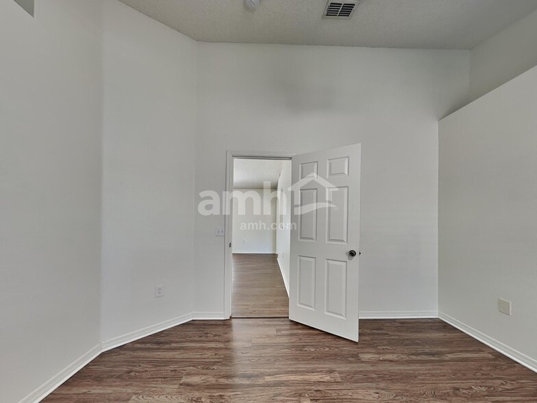 Building Photo - 10564 Opus Dr