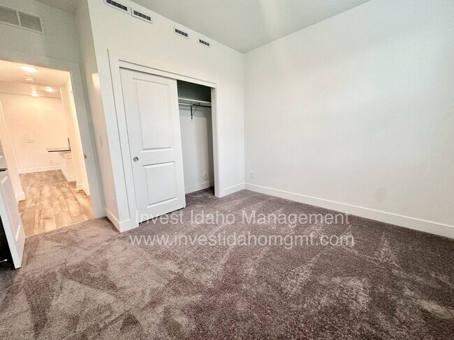 Building Photo - Luxury Townhome available now!