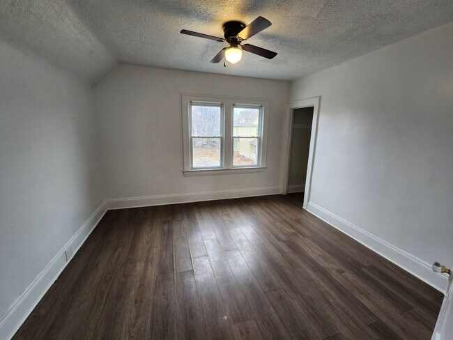 Building Photo - Charming 3-Bedroom Property in Prime Location