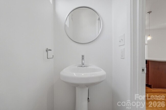 Building Photo - 921 Westbrook Dr