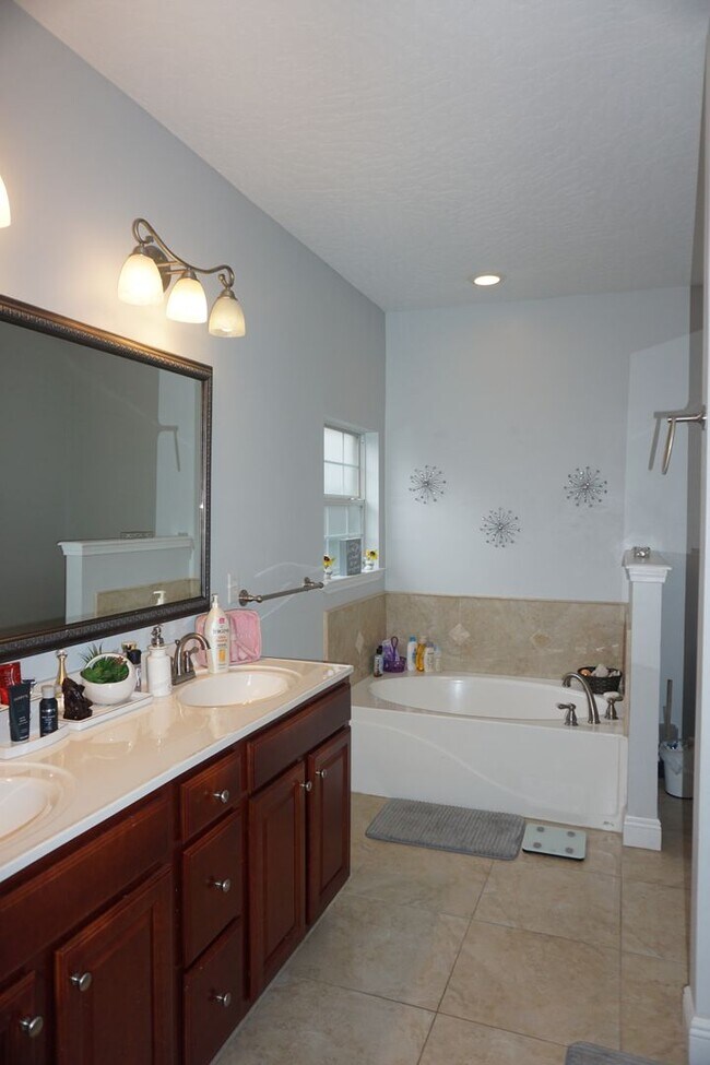 Building Photo - 4 Bedroom Rental in Duggan Pond!