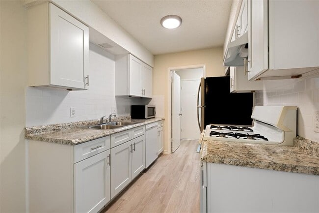 Building Photo - 608 Country Aire Dr
