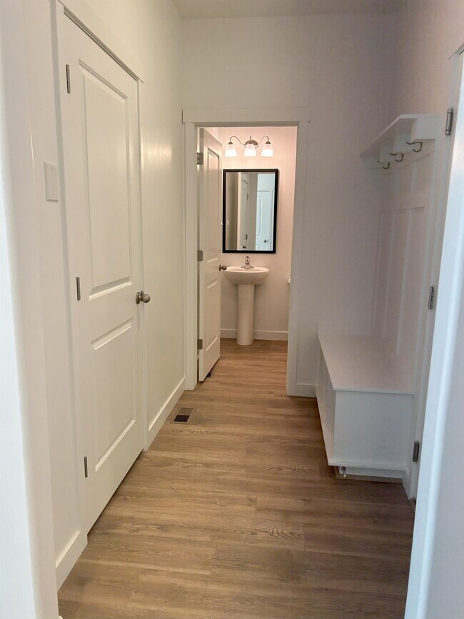 Building Photo - 613 N Pear Dr