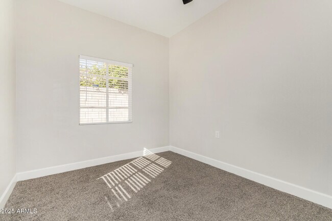 Building Photo - 423 E Crescent Ave