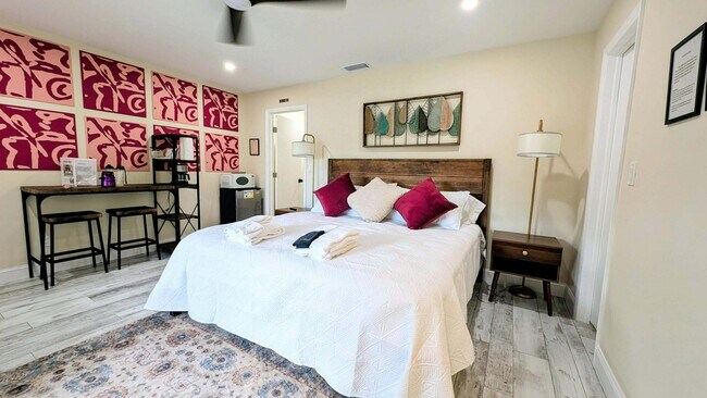 Building Photo - 8416 Pine Tree Ln