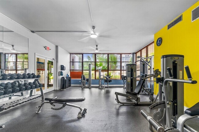 Building Photo - 800 Parkview Dr