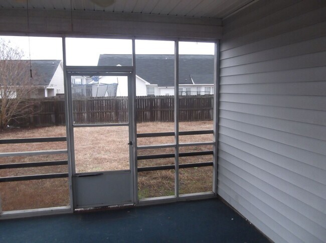 Building Photo - Spacious 3 bedroom with bonus!