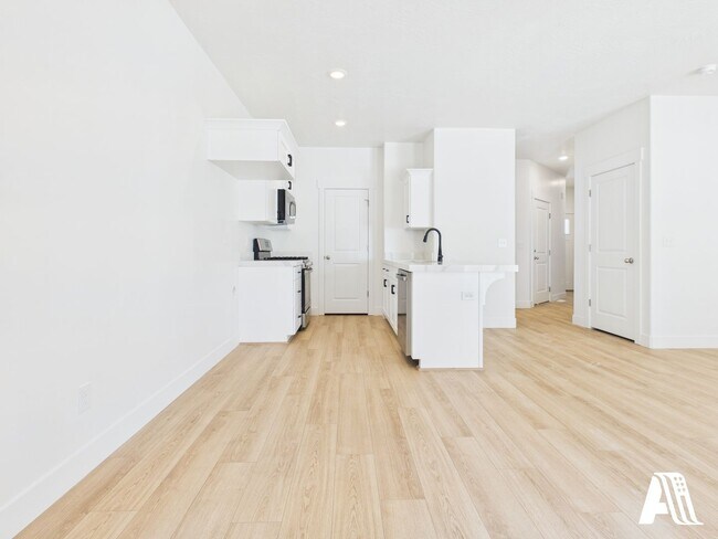 Building Photo - 447 E 650 N