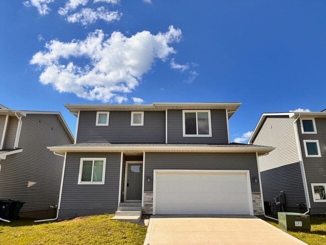 Building Photo - Spacious 3BR 2.5ba house in Urbandale, available NOW!