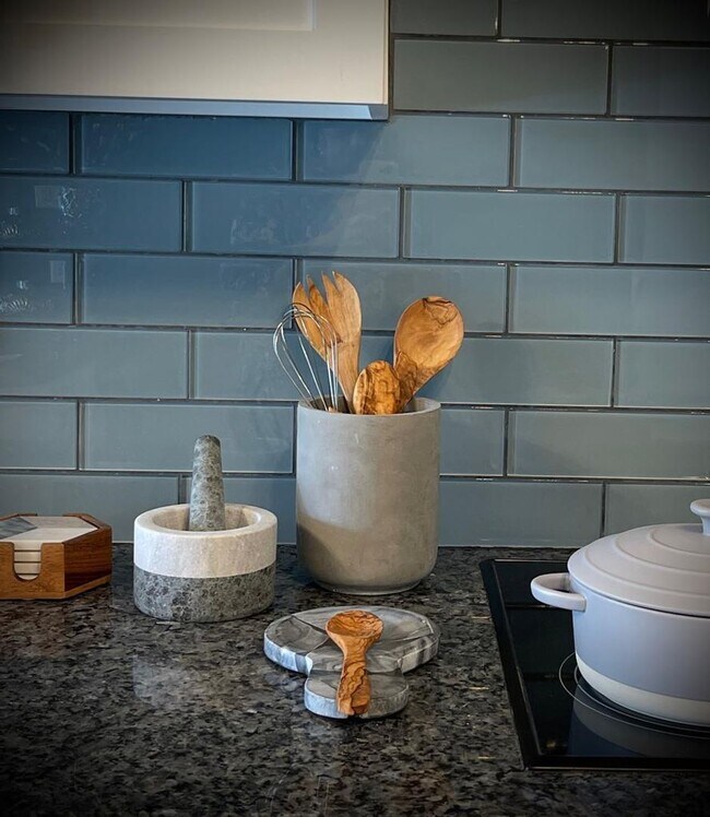 Building Photo - 605 Kensington Pl