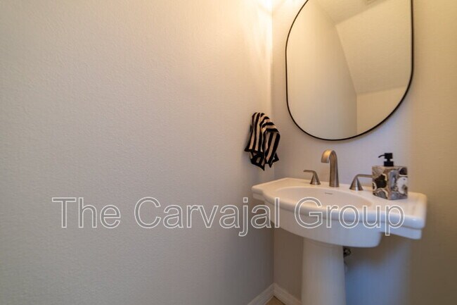 Building Photo - 2210 Seven Oaks Dr