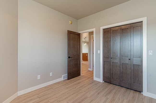 Building Photo - 5846 James Dr W