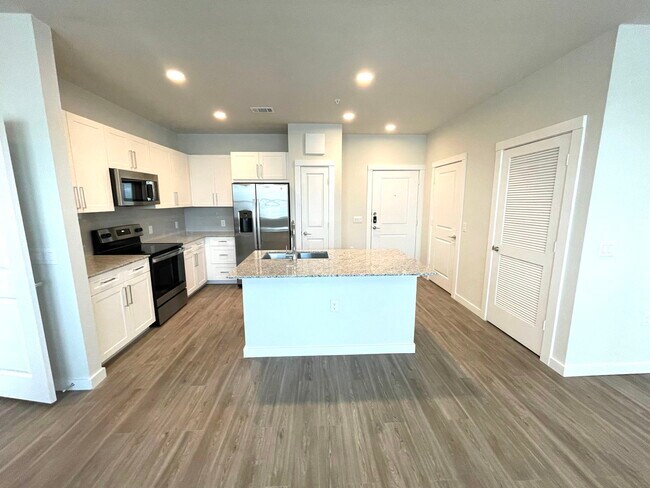 Building Photo - 9219 Vista W Dr