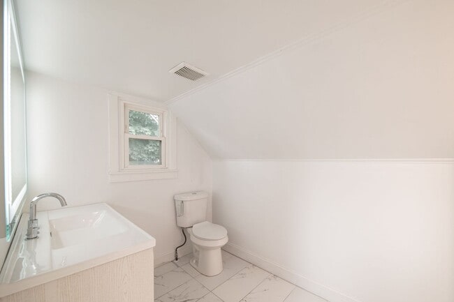 Building Photo - Updated Tremont 1 Bedroom