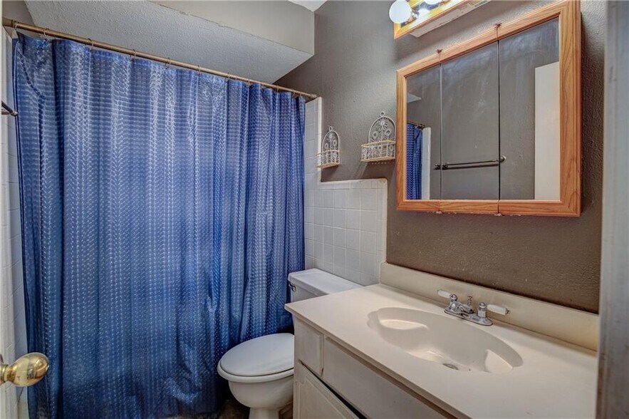 Building Photo - 2117 Giuffrias Ave