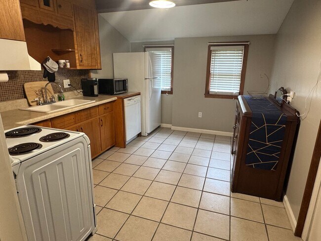 Building Photo - 2 Bedroom 1 Bath Duplex Located in Kingsport, TN