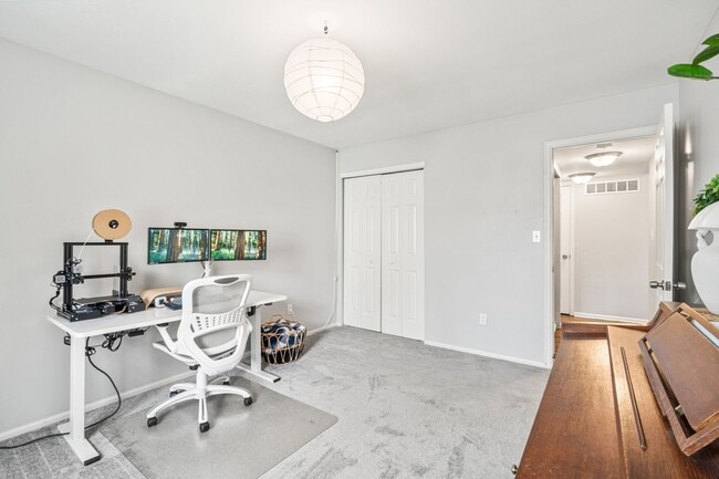Building Photo - Spacious 3 Bedroom Townhouse-Style Condo N...