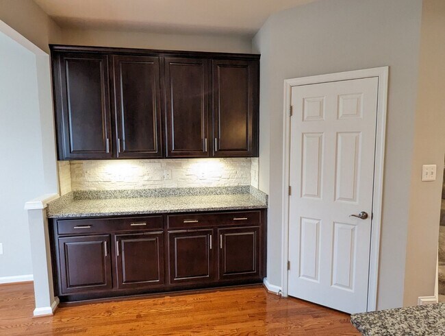 Building Photo - Gorgeous 3 level townhouse in North Potoma...