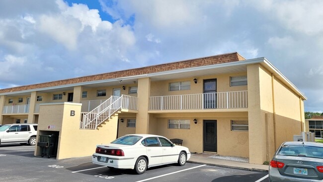 Building Photo - Best 55+ Complex in Merritt Island 3/2 open floor plan.