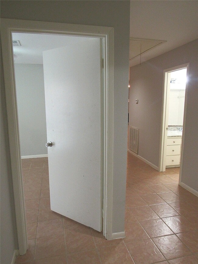 Building Photo - 8414 Beechnut St