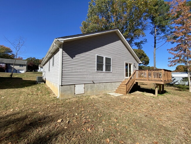Building Photo - 77 Lakeview Dr