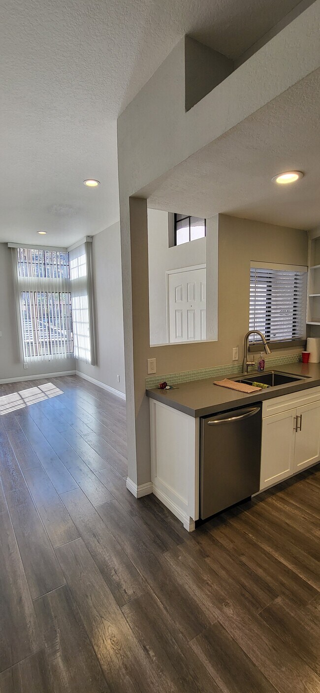 Building Photo - 2601 S Broadmoor Dr