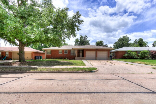 Building Photo - Spacious 3-Bedroom Home with a Fenced Yard...