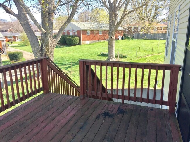 Building Photo - Beautiful Home in Quiet Cul-De-Sac Shelbyville! Basement!