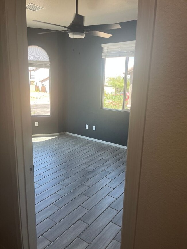 Building Photo - Beautiful Like New 4 Bedroom 3 Bathroom ho...