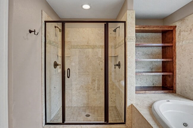 Building Photo - 4 bed, 2.5 bath Two-Story Home in West Salem