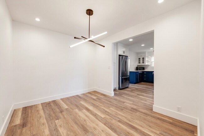 Building Photo - 2018 Remodeled 3 bed / 2 bath - wood / tile floors, fenced yard. Hyde Park / Downtown